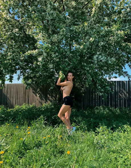 Sweet Elena star du porno en haute qualité image