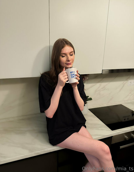 fille courbée dà côté onlyfans art de haute qualité img