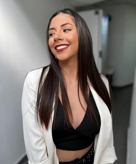 Valentina Kavata star du porno érotique photos