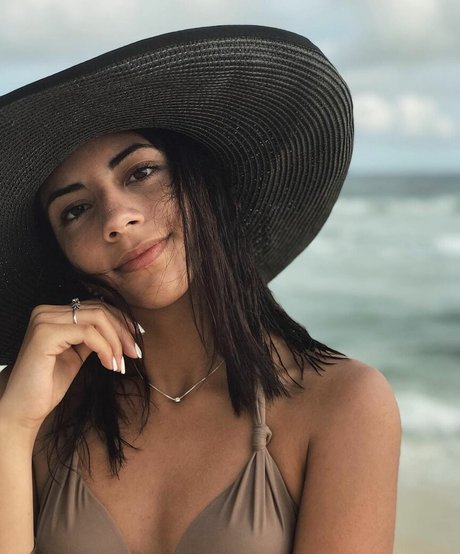 Valentina Kavata modèle chaud photos