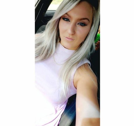 milf aux cheveux noirs onlyfans art haute définition photos