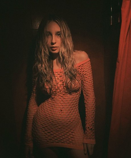 Arina Klinton étoile nue photos