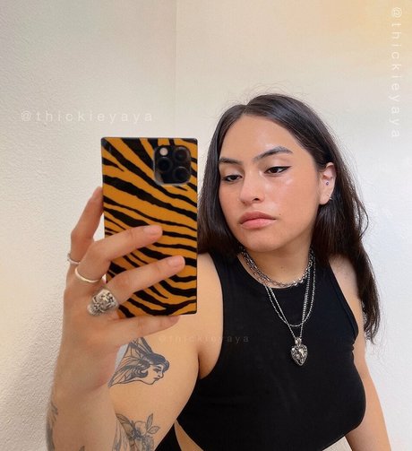 Yaya They star du porno sexy galeries