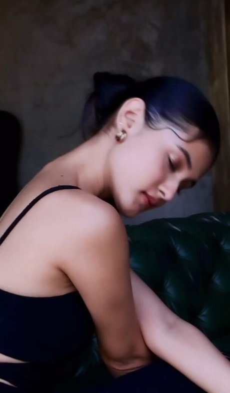 Aayushi Verma star érotique img