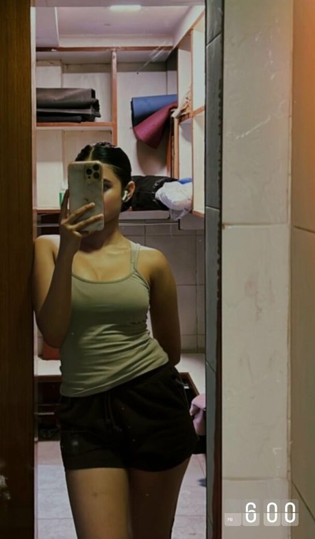 Aayushi Verma modèle nu des photos