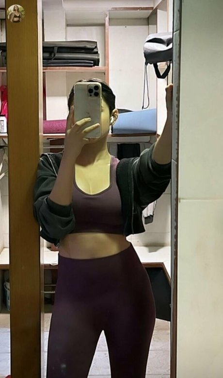 Aayushi Verma star du porno belle galeries