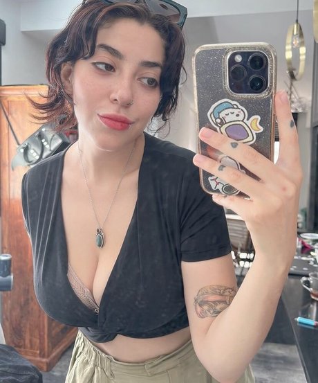 Miki Blue art star du porno des photos