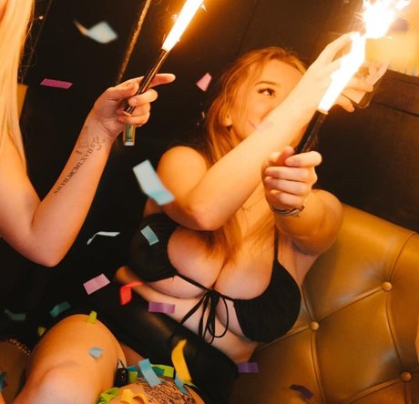 BustyMia E modèle pornographique photo