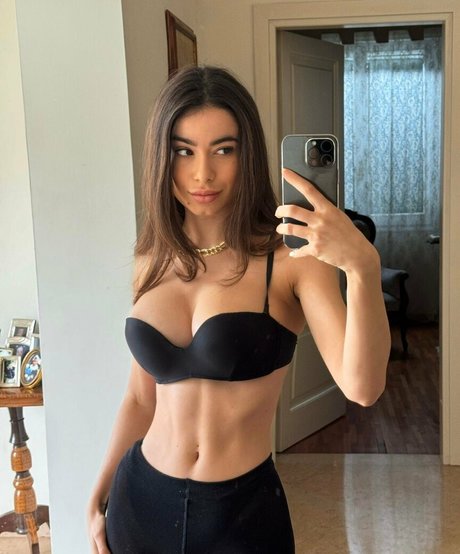 elebertolifree modèle sexy image