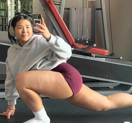 blonde aux gros seins onlyfans belle hd img