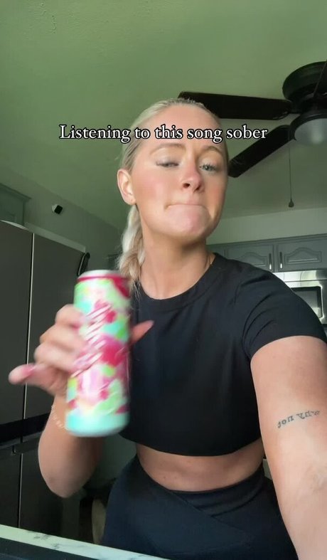 fille courbée dà côté onlyfans sexe chaud img