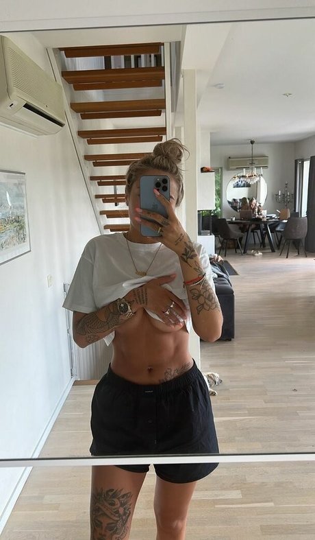 Nicci Hernestig actrice érotique des photos