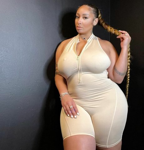 déshabillage onlyfans pornographique des photos