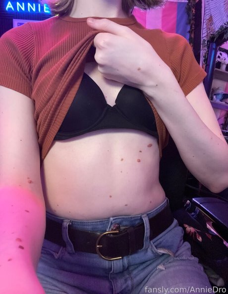 AnnieDro modèle porno archive
