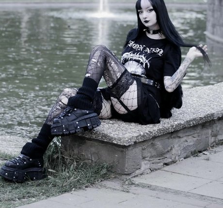 CreepyCassy modèle sympa photo