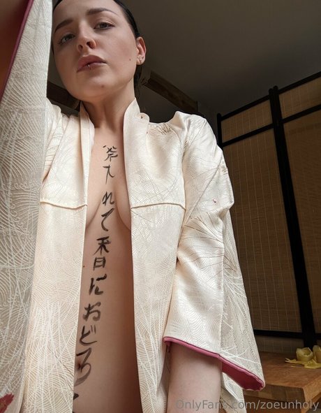 zoeunholy modèle gratuit img