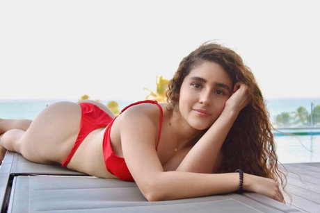 Sassi Zavala étoile nue photos