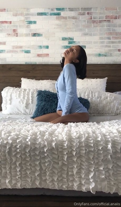 Official Anaiis actrice libre des photos