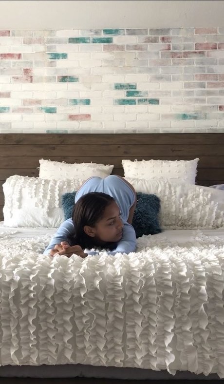 Official Anaiis actrice chaude images