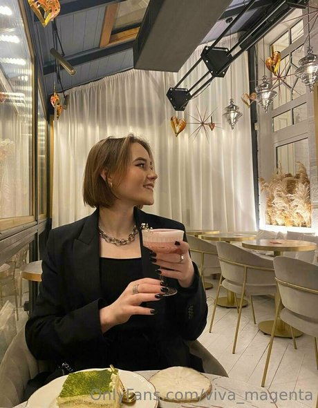 viva magenta haut modèle images