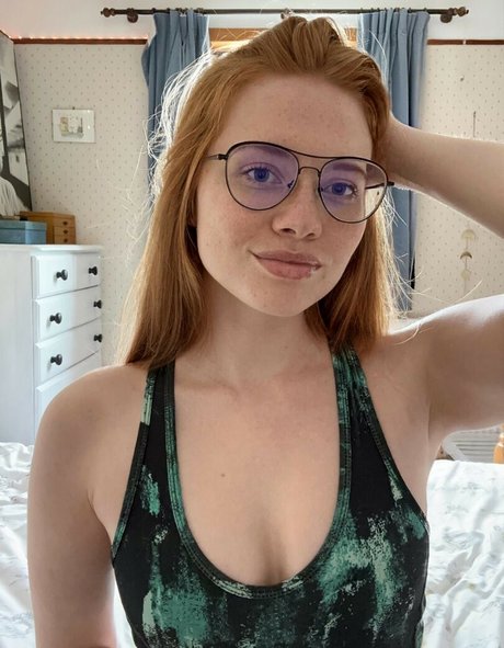 charlotteglowsup modèle nu img