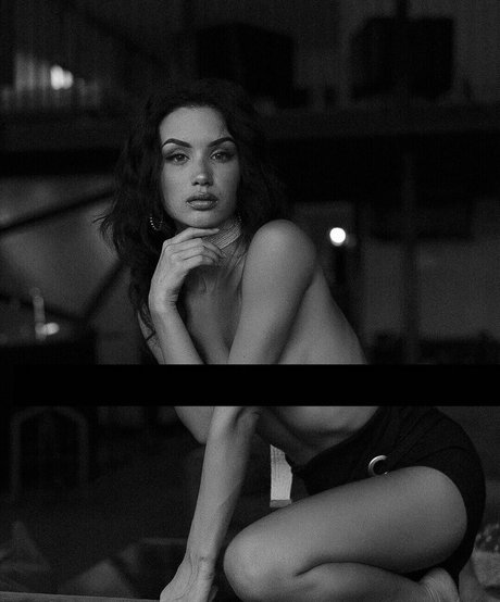 Danit Tal modèle nu des photos