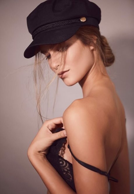 fille courbée dà côté onlyfans meilleur porno des photos