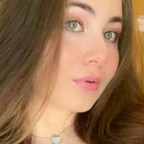 Uwu hours jolie actrice photo