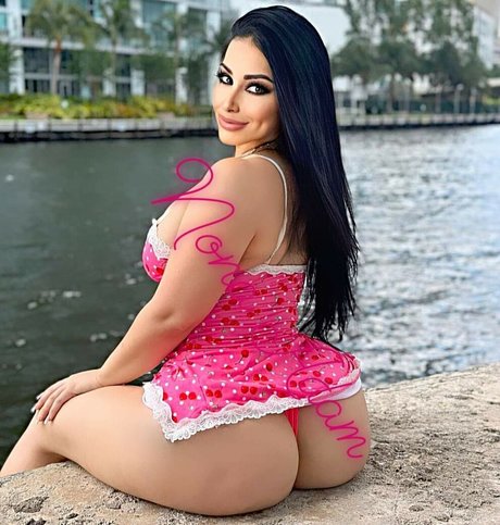 Nona Adams nus étoiles des photos