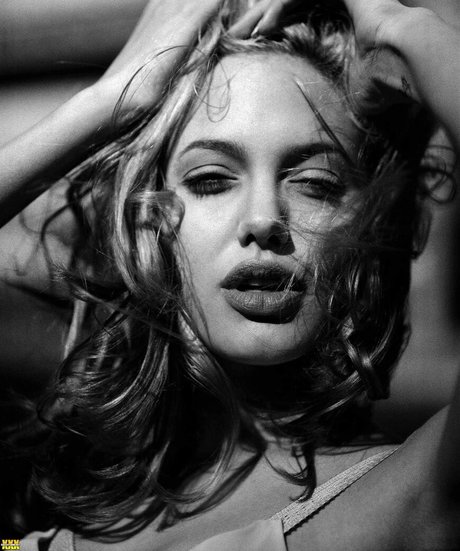 Angelina Jolie modèle porno images