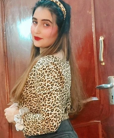 milf aux cheveux noirs onlyfans chaud en haute qualité des photos