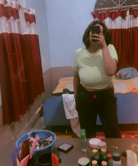 tejaswi pandeyy actrice adulte img