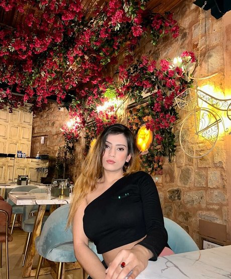 Akshita Dutta modèle de sexe des photos