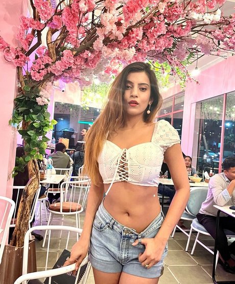 Akshita Dutta modèle de sexe images