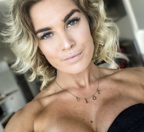 Daisy Lamb étoile sexy image