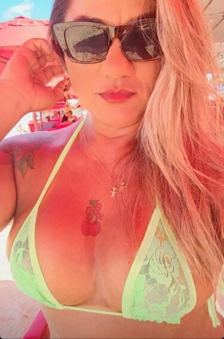 Esther Exhib star du porno sympa galerie