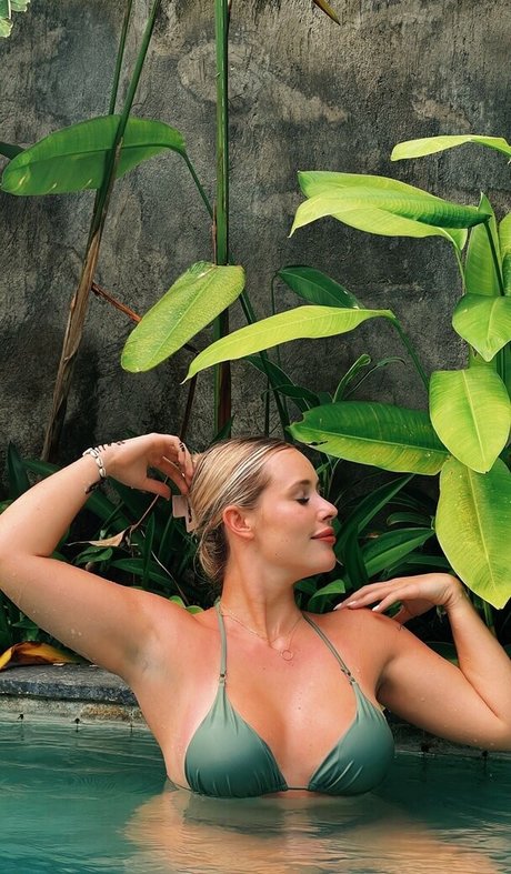 Krista Korenika haut modèle photo