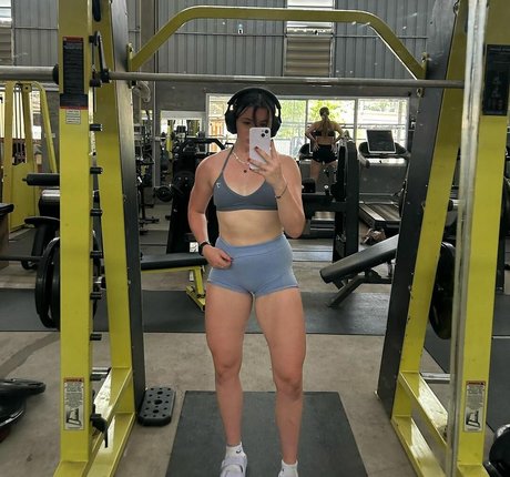 Mia Andrew modèle des photos