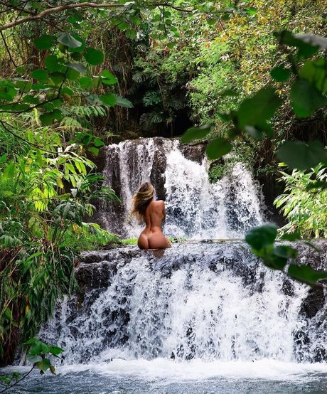 bikini ado onlyfans plutôt sexy des photos