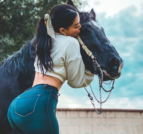 Ivette Saucedo étoile sexy images