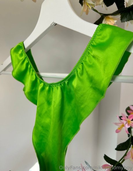 petitenikky étoile érotique photos