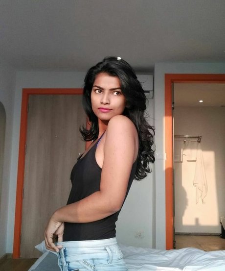 Nidhi Goel star du porno adulte photo