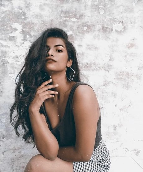 Nidhi Goel haut de star du porno des photos