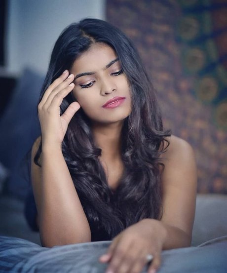 Nidhi Goel star du porno gratuite galeries