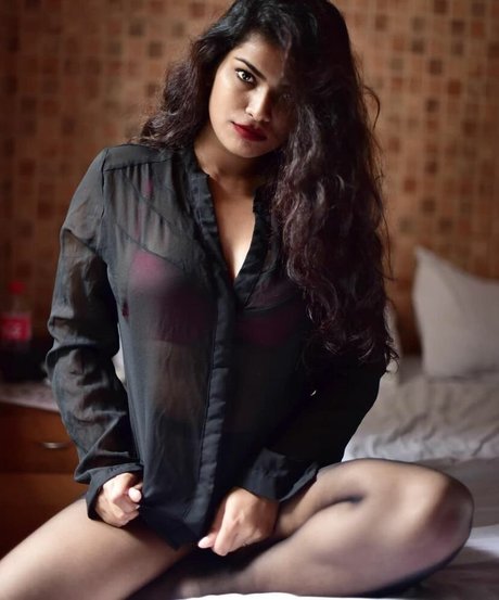 Nidhi Goel star du sexe images