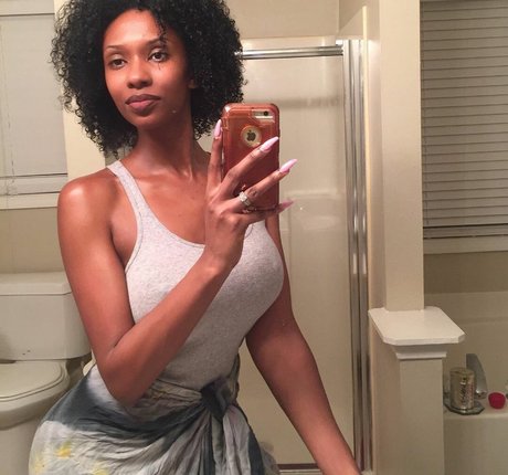 Six The Goddis étoile nue galerie