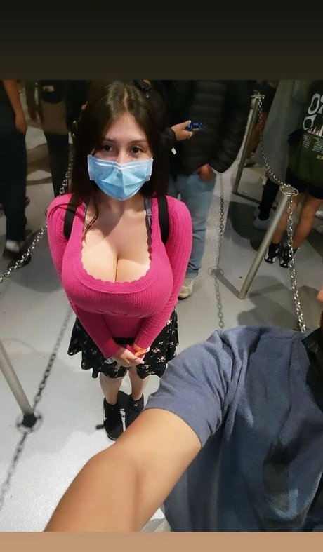 Karla Vilagomez haut étoile galeries