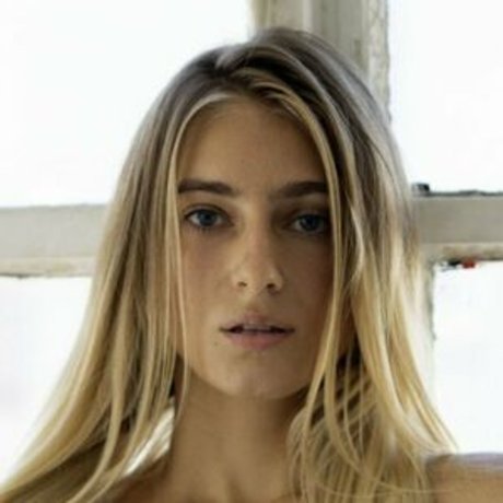 Irina Ri star du porno gratuite photo