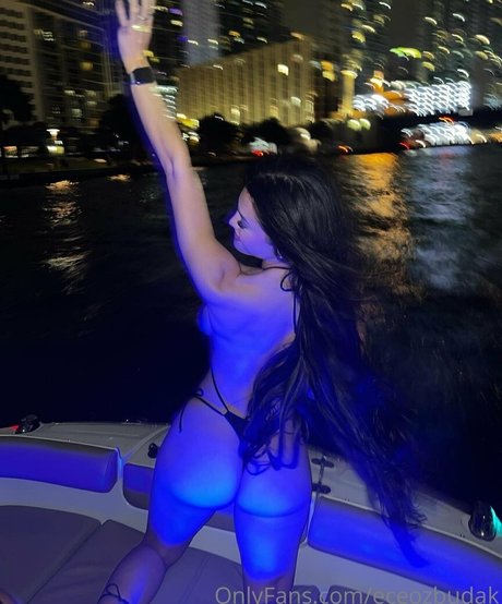 fille courbée dà côté onlyfans meilleur sympa photo