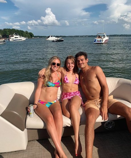 Holly Taylor étoile images